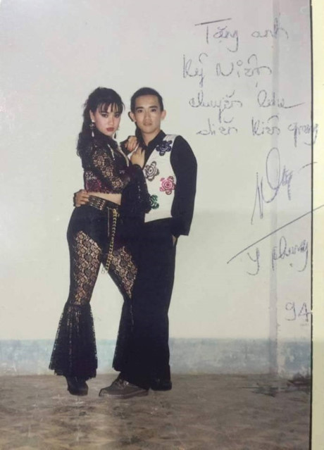 Minh Thuận trong tấm ảnh chụp chung với Y Phụng năm 1994. 