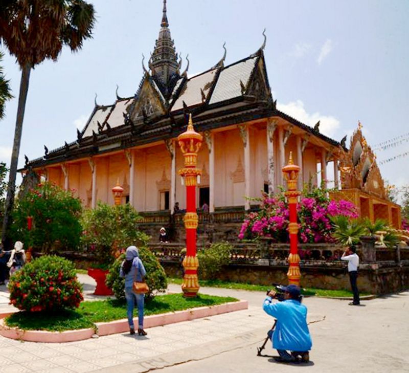 Mang nét kiến trúc Khmer, chùa Xiêm Cán sở hữu những họa tiết độc đáo nơi mái vòm, tường, các hàng cột và cầu thang… Được xây dựng từ đầu thế kỷ XX nhưng chùa vẫn giữ được những đặc trưng của nền văn hóa Khmer.