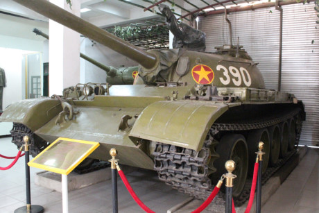 Xe tăng 390 thuộc đại đội 4, tiểu đoàn 1, lữ đoàn 203, quân đoàn 2, Quân đội Nhân dân Việt Nam. Hiện vật gốc này đặt tại Bảo tàng Lực lượng Tăng-Thiết giáp ở Hà Nội.