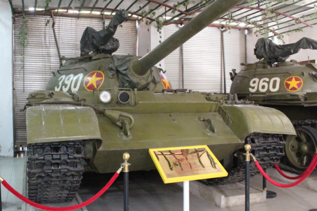 Ngày 30/4/1975 , kíp xe 390 gồm 4 thành viên: Trưởng xe Vũ Đăng Toàn, pháo thủ số 2 Lê Văn Phượng, pháo thủ số 1 Ngô Sĩ Nguyên, và lái xe Nguyễn Văn Tập.