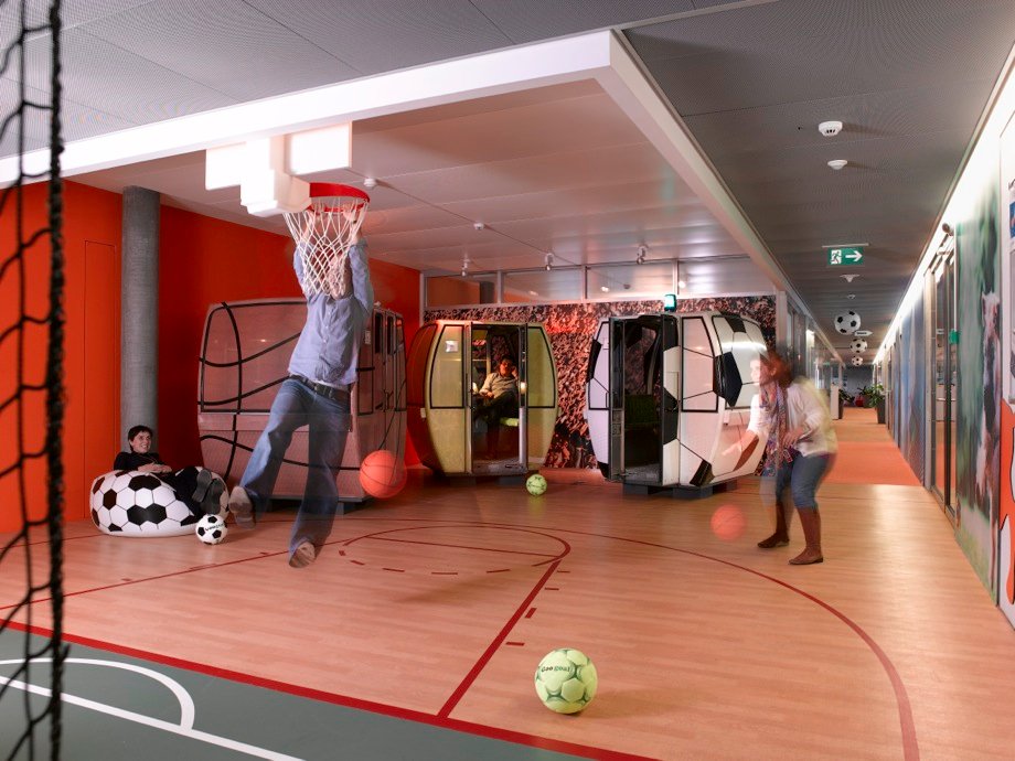 Nhân viên Google Zurich có thể chơi đá bóng và bóng rổ ngay bên trong văn phòng.