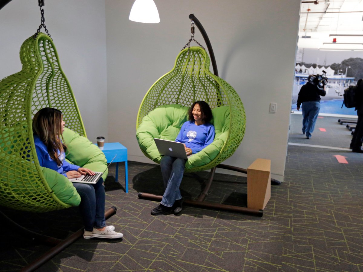 Những chiếc ghế treo tại văn phòng Chicago vô cùng thoải mái và cũng có thể dùng để họp hành.