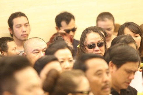 Ca sĩ Nhật Hào (kính đen) bị móc điện thoại giữa đám đông ở nghĩa trang Bình Hưng Hòa.