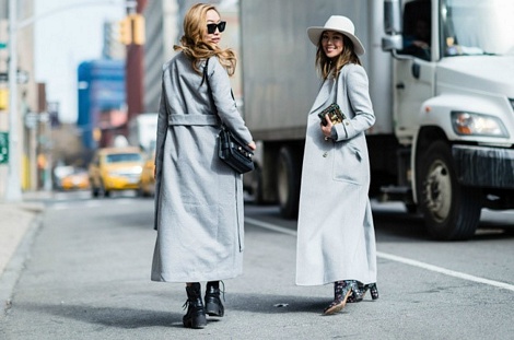 Giá cả không quan trọng mà lè kết hợp quần áo thế nào: Phụ nữ New York có thể đeo một túi xách đắt tiền nhưng lại mặc quần áo rẻ tiền mua từ cửa hàng H&M nào đó. Thời trang đó là khi bạn biết kết hợp các món đồ với nhau, không phân biệt giá cả.