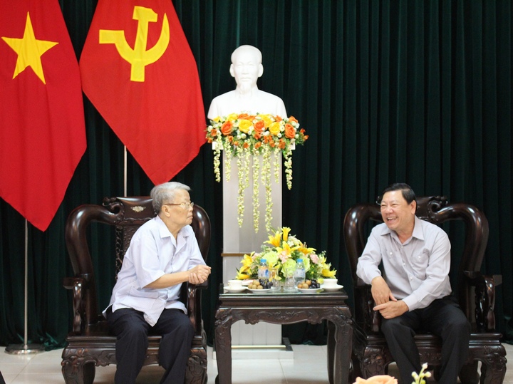 Bí thư Tỉnh ủy- Trần Văn Rón thông tin khái quát với nguyên Chủ tịch nước Trần Đức Lương tình hình kinh tế- xã hội của tỉnh trong 9 tháng qua