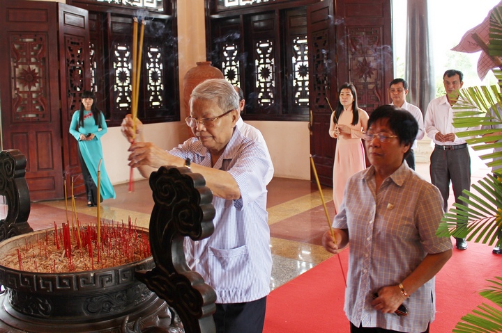 Nguyên Chủ tịch nước Trần Đức Lương cùng phu nhân thắp hương tưởng niệm cố Chủ tịch HĐBT Phạm Hùng.
