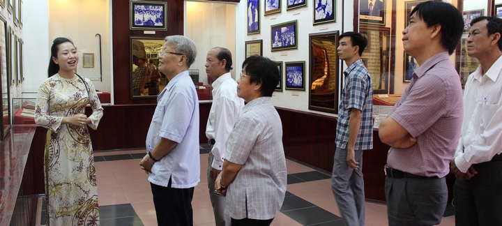 Đoàn nghe thuyết minh tại Khu lưu niệm cố Chủ tịch HĐBT Phạm Hùng. 