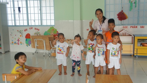Trẻ em bị bỏ rơi được nuôi dưỡng chăm sóc tại Trung tâm Công tác xã hội trong giờ học tại lớp mẫu giáo được tài trợ.