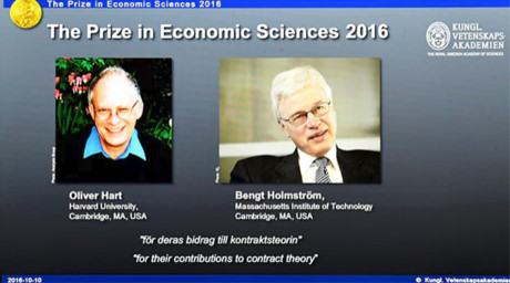 Hình ảnh của ông Oliver Hart (trái) và ông Bengt Holmstrom (phải) xuất hiện trên màn hình tại cuộc họp báo công bố giải Nobel Kinh tế 2016 (Ảnh: AFP)