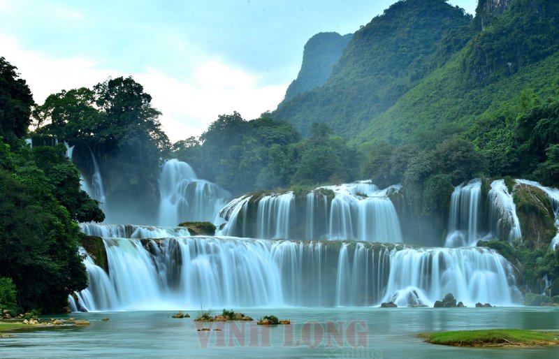Đây là thác chính và phần nửa của thác này thuộc xã Đàm Thủy, huyện Trùng Khánh, tỉnh Cao Bằng thuộc chủ quyền của Việt Nam , mùa này lượng nước đổ về nhiều nên tạo cảnh quan huyền ảo mà hùng vĩ.