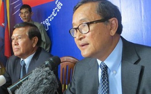 Ông Sam Rainsy (đeo kính) và Kem Sokha.