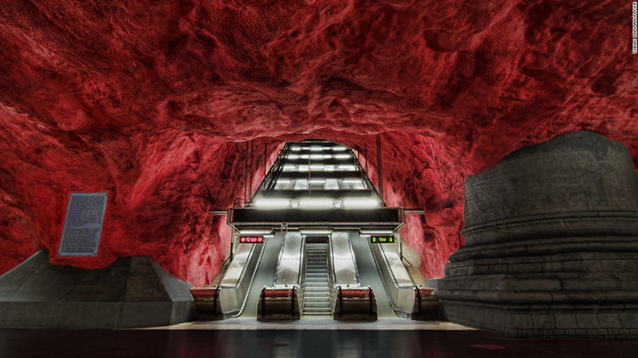 Thang máy xuống ga tàu điện ngầm Radhuset ở Thụy Điển được cho là một nơi khá hãi hùng khi ngẩng đầu nhìn lên trần hầm ngầm. Nó khiến người đi cảm giác như đi xuống địa ngục.