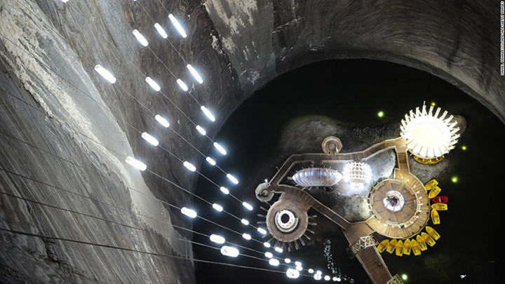 Đường hầm trong mỏ muối Turda, Romania dài tới 280 dặm, là nơi có lịch sử lâu đời từ thời đế chế Roman. Mỏ muối này đảm bảo sự hưng thịnh cho đế chế Hungary nhưng đến năm 1932, mỏ này bị đóng cửa.