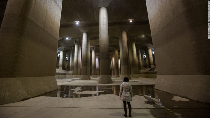 Một hầm ngầm thoát nước của Nhật Bản, đưa nước từ 4 con sông ở Tokyo ra sông Edo. Hệ thống thoát nước này chỉ sử dụng 7 lần một năm trong trường hợp xảy ra ngập lụt nội đô. Khi không bị ngập, hầm trở thành điểm tham quan.