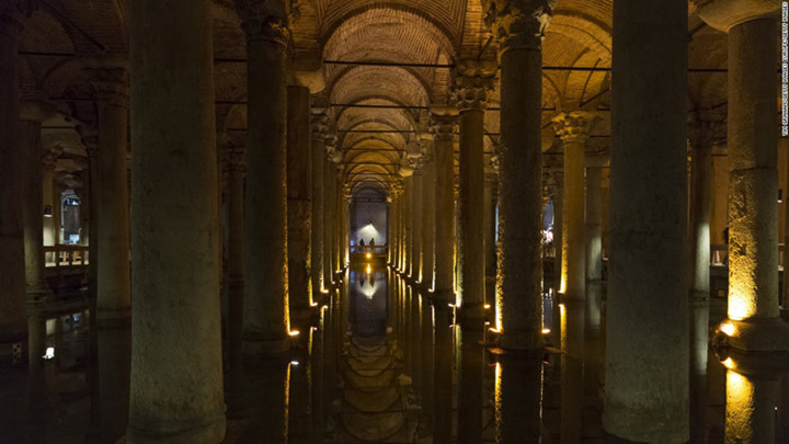 Hệ thống bể chứa nước ngầm Basilica (tiếng Thổ Nhĩ Kỳ gọi là Yerebatan Sarnici) dài 138 m, rộng 65 m dưới lòng thành phố Istanbul, nơi từng xuất hiện trong bộ phim 