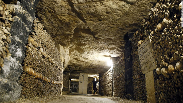 Catacombes de Paris là nghĩa trang dưới lòng đất. Căn hầm mộ dài hơn 300km, sâu khoảng 60m nằm dưới lòng Paris là nơi chôn cất hơn 6 triệu người chết vì dịch hạch giai đoạn 1340. 