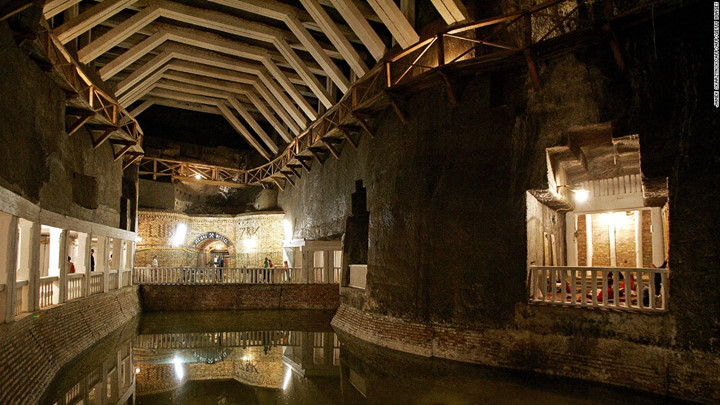 Mỏ muối Wieliczka, nằm ở thị xã Wieliczka, Krakow của Ba Lan, đã được khai thác muối ăn liên tục từ thế kỷ 13 và vẫn đang sản xuất muối ăn. Mỏ có chiều sâu 327 m và dài hơn 300 km.