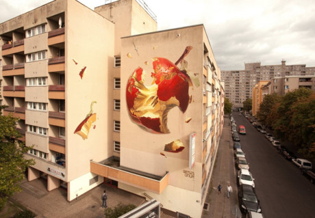 Một quả táo đang gặm dở trên một tòa nhà ở Berlin, Đức.