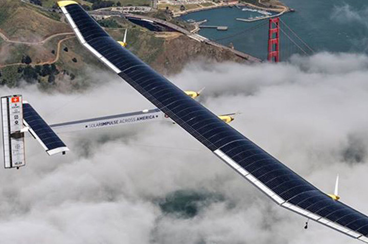 Solar Impulse là phi cơ chạy bằng năng lượng mặt trời, đã bay từ Thụy Sĩ sang Morocco và bay xuyên nước Mỹ. Khung máy bay làm bằng sợi carbon. Sải cánh rất dài/.
