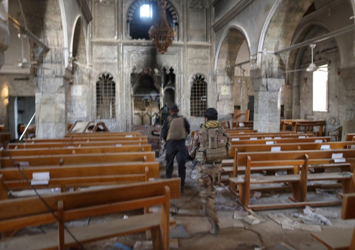 Lực lượng đặc nhiệm Iraq tiến vào trong một ngôi nhà thờ đã bị IS phá hủy, ở Bartella, phía đông Mosul.