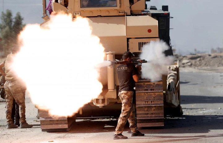 Chiến binh lực lượng đặc nhiệm Iraq bắn súng RPG về phía phiến quân IS ở phía nam thành phố Mosul.