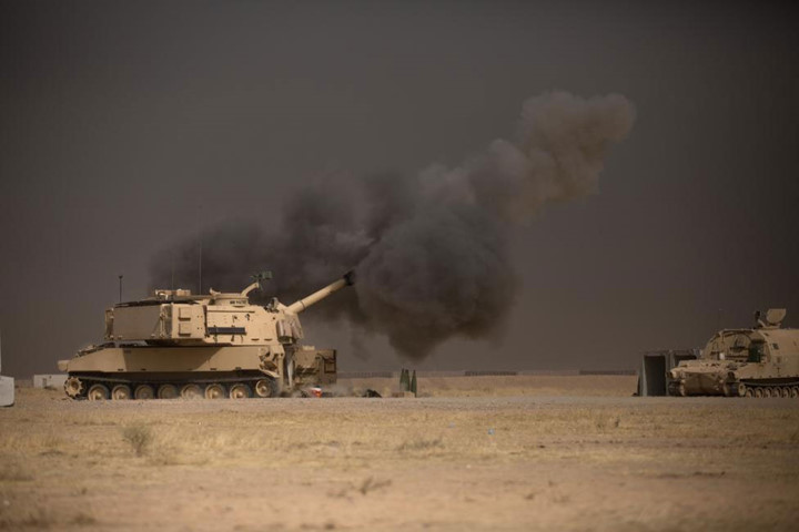Xe thiết giáp tự hành M109A6 Paladin của quân đội Mỹ hỗ trợ hỏa lực cho lực lượng đặc nhiệm Iraq trong trận tấn công IS ở thành phố Mosul.