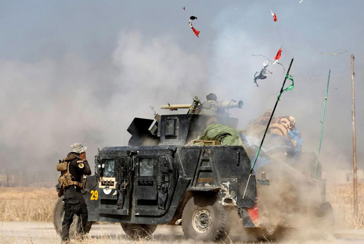 Một chiến binh thuộc lực lượng đặc nhiệm Iraq bắn đại bác về phía phiến quân IS, ở khu vực Bartella, miền đông thành phố Mosul, Iraq.