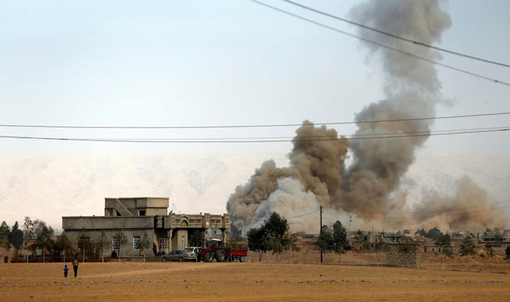 Khói bốc lên mù mịt sau trận tấn công bằng bom, trong chiến dịch tấn công IS ở miền nam thành phố Mosul, Iraq.