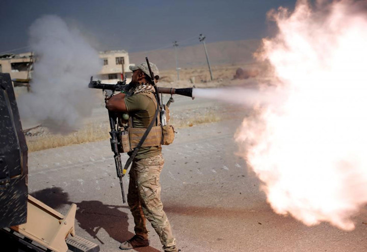 Một tay súng của lực lượng đặc nhiệm Iraq bắn khẩu Bartella, ở khu vực miền đông thành phố Mosul, Iraq.