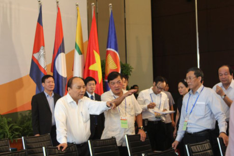 Thủ tướng Nguyễn Xuân Phúc nghe báo cáo về công tác chuẩn bị cho Hội nghị ACMECS 7.