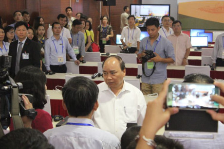 Tại khu vực dành cho báo chí, Thủ tướng Nguyễn Xuân Phúc yêu cầu các cơ quan báo chí trong nước cần tập trung đưa đậm nét về sự kiện ngoại giao đa phương quan trọng do Việt Nam đăng cai này.