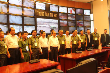 Thủ tướng Nguyễn Xuân Phúc đến thăm trung tâm chỉ huy đảm bảo an ninh cho các Hội nghị CLMV8, ACMECS 7 và WEF-Mekong.