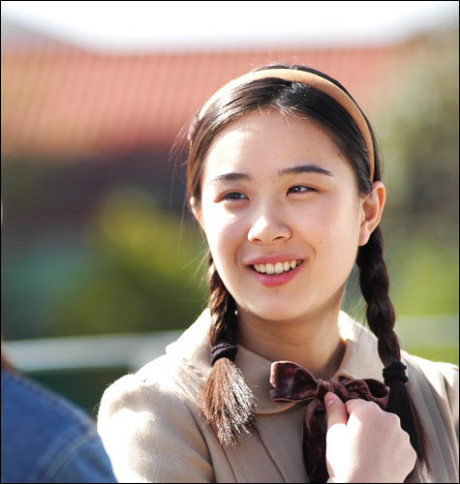 Trước khi đến với “Nấc thang lên thiên đường”, cô bé Park Ji Mi khi ấy đã xuất hiện trên một vài bộ phim. Vào vai Yoo Ri lúc nhỏ, Park Ji Mi đã làm tốt vai diễn của mình và để lại những dấu ấn nhất định trong lòng khán giả.