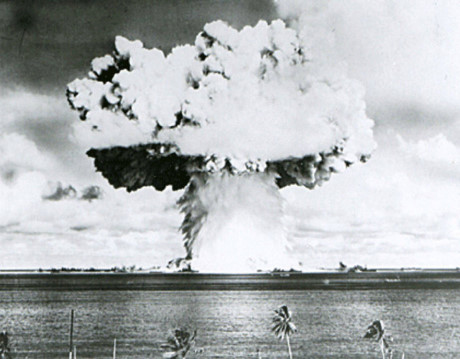 Vụ thử hạt nhân Baker hôm 25/7/1946 được chụp từ một tháp trên đảo Bikini cách đó 5,6 km. (ảnh: Reuters)