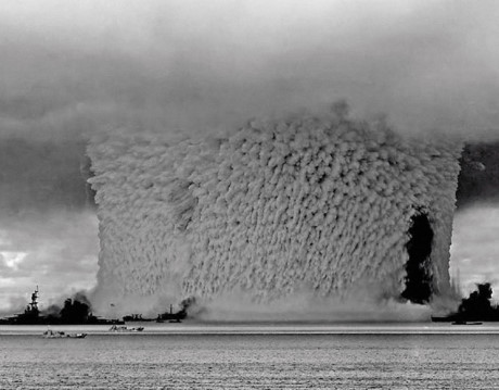 Vụ thử bom nguyên tử Baker làm bật tung hai triệu tấn nước và cát lên không khí, tạo ra cột nước cao gần 1.830 m, rộng hơn 600 m, dày 91m.