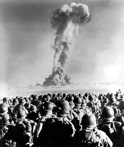 Lính Mỹ theo dõi vụ thử nguyên tử tại khu thử nghiệm Frenchman Flat, Nevada năm 1951. (ảnh: Getty)
