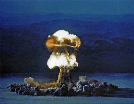 Chiến dịch Plumbbob là chuỗi thử nghiệm hạt nhân do Mỹ tiến hành từ 28/5 đến 7/10/1957 ở bãi thử nghiệm Nevada .Plumbbob được coi là chuỗi thử lớn nhất, lâu nhất và gây tranh cãi nhiều nhất trên đại lục Mỹ. (ảnh: Getty)