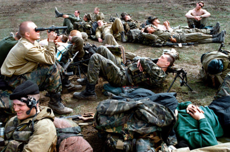 Phút giây nghỉ ngơi của những người lính dù thuộc lực lượng đặc nhiệm.