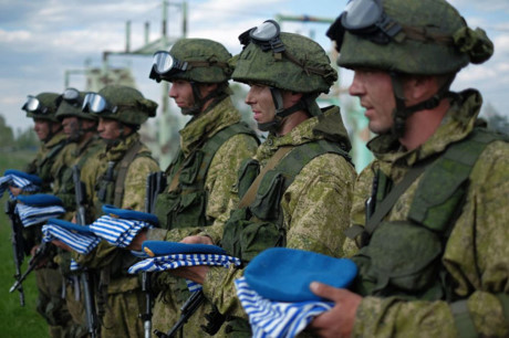 Các binh sĩ Spetsnaz thuộc quân khu Trung tâm nhận quân phục sau khi vượt qua bài kiểm tra trình độ chuyên môn tại một cơ sở đào tạo ở khu vực Samara.
