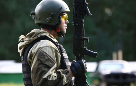 Thành viên lực lượng đặc nhiệm trong bài tập bắn tại trường bắn ở Yavas, Cộng hòa Mordovia.