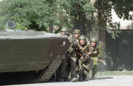 Lực lượng đặc nhiệm Spetsnaz tham gia một chiến dịch giải cứu con tin tại một bệnh viện ở Budyonnovsk.