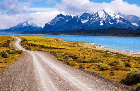 Phân chia giữa Chile và Argentina, Patagonia đem đến những cảnh quan tuyệt đẹp của sông băng, hồ và núi phủ tuyết trắng. Vườn quốc gia Torres del Paine của Patagonia được đánh giá là một trong những nơi còn nguyên vẹn nhất trên trái đất và là khu dự trữ sinh quyển của UNESCO.