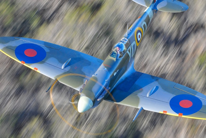 Máy bay tiêm kích huyền thoại một chỗ ngồi Spitfire. Loại tiêm kích này từng tham gia trận chiến bảo vệ bầu trời Anh Quốc trong Thế chiến 2./.