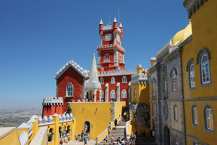 Sintra, Bồ Đào Nha. Với những lâu đài đầy màu sắc và những khu vườn kỳ lạ, thị trấn khiến người ta liên tưởng đến một câu chuyện cổ tích.