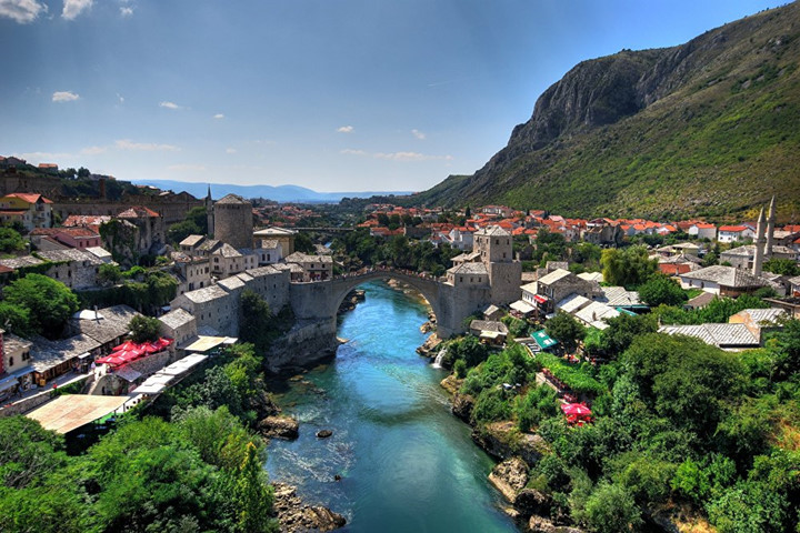Mostar là một thành phố và đô thị ở Bosnia và Herzegovina, thành phố lớn nhất và quan trọng nhất trong khu vực Herzegovina. Mostar nằm hai bên dòng sông Neretva và được đặt tên theo cây cầu kiểu vòm cũng là một pháo đài thời Trung cổ tên là Stari Most (tức cầu cổ) trên sông Neretva.