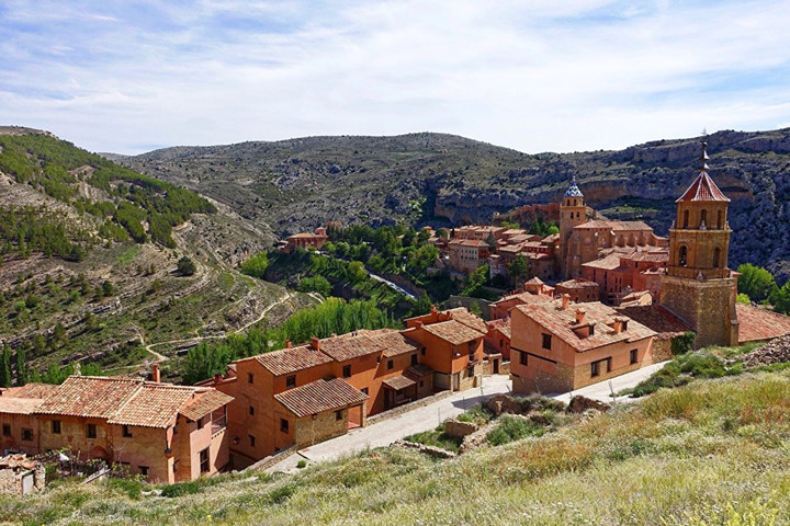 Albarracin, Tây Ban Nha. Một thị trấn đẹp như tranh vẽ bao quanh bởi những ngọn đồi đá. Nó trông giống như bức tranh minh họa từ một cuốn sách cũ bước ra ngoài đời thực.