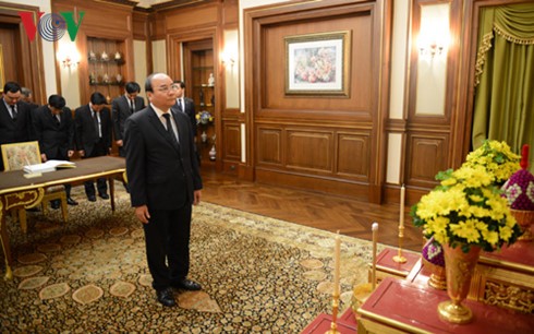 Thủ tướng Nguyễn Xuân Phúc dẫn đầu Đoàn đại biểu Việt Nam viếng Nhà Vua Thái Lan.