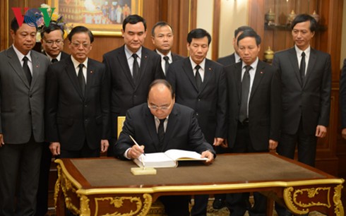 Thủ tướng Nguyễn Xuân Phúc ghi sổ tang.