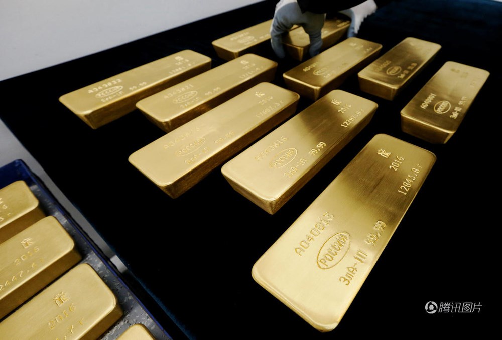 Bên trong nhà máy Krastsvetmet ở thành phố Krasnoyarsk, thuộc vùng Seberia của Nga, những công nhân đang xếp những thỏi vàng có độ tinh khiết 99,99%, hay còn gọi là vàng 24K. Krastsvetmet cũng là một trong những cơ sở sản xuất kim loại quý lớn nhất thế giới. (Nguồn: QQ)