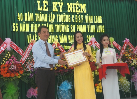 Phó Chủ tịch UBND tỉnh- Lữ Quang Ngời tặng bằng khen UBND tỉnh cho tập thể nhà trường.